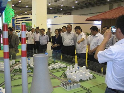 國家發(fā)展和改革委員會副主任解振華在第二屆中國國際循環(huán)經(jīng)濟(jì)成果交易博覽會上到我公司展位參觀指導(dǎo)